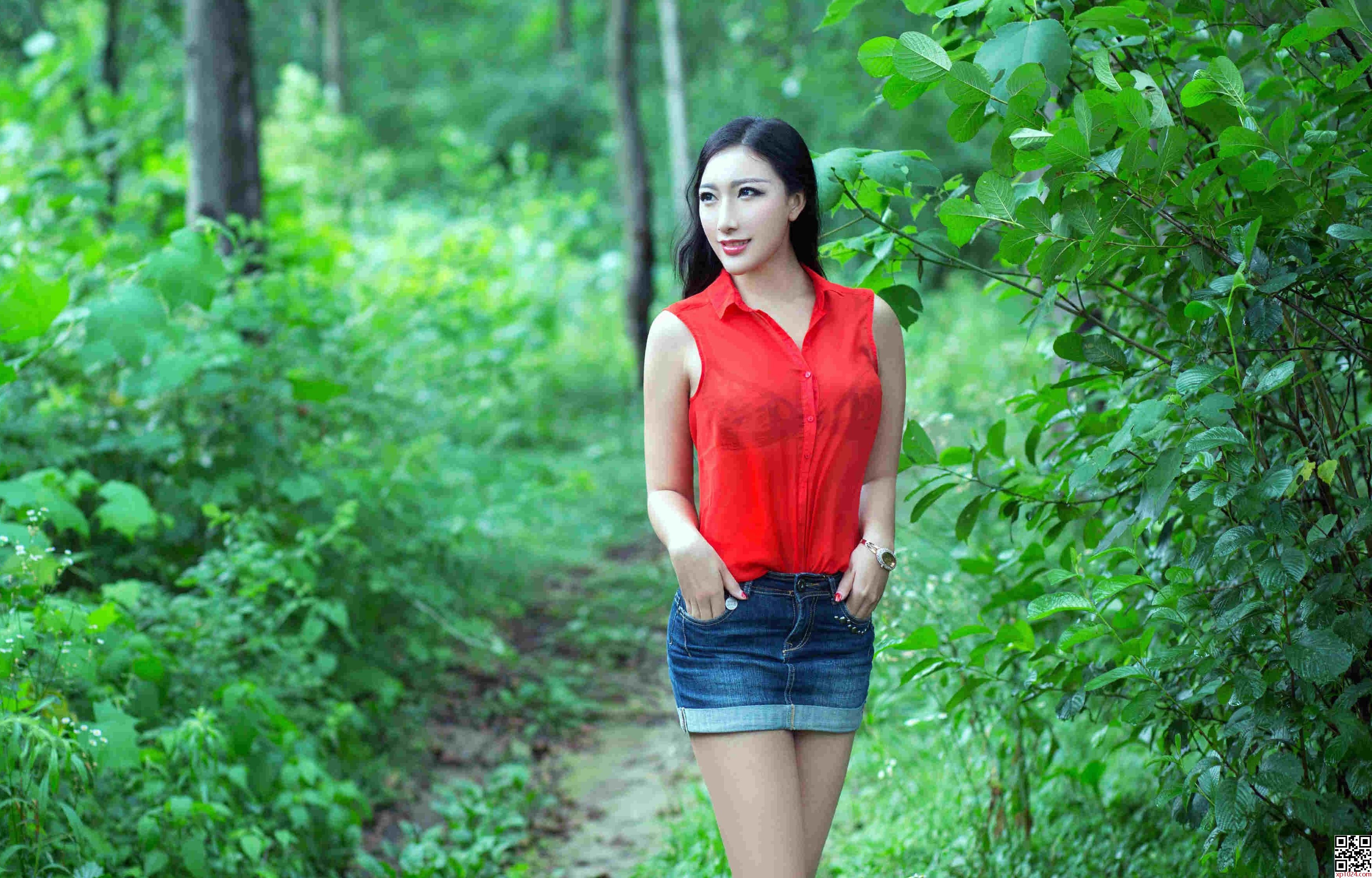 美女乔雅冰室外露出 大屁 股大 奶 子毛毛很漂亮美女丰满想啪 啪